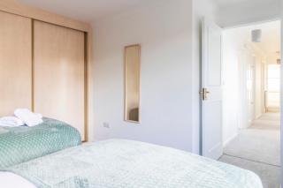 Large Sea View 2 bedroom Sleeps 6 - Free Parking - 3