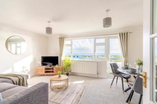 Large Sea View 2 bedroom Sleeps 6 - Free Parking - Bournemouth - 0