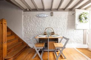 Cosy Character Cottage by the Sea - 2