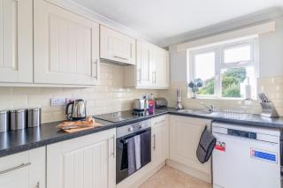 Trendy Sea View 2 bedroom Sleeps 6 - Free Parking - Bournemouth - 6