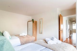 Spacious Sea View 2 bedroom Sleeps 6-Free Parking - Bournemouth - 8