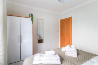 Spacious Sea View 2 bedroom Sleeps 6-Free Parking - 5