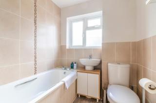 Spacious Sea View 2 bedroom Sleeps 6-Free Parking - Bournemouth - 1