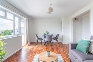 Spacious Sea View 2 bedroom Sleeps 6-Free Parking - Bournemouth - 3