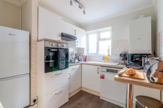 Spacious Sea View 2 bedroom Sleeps 6-Free Parking - Bournemouth - 6