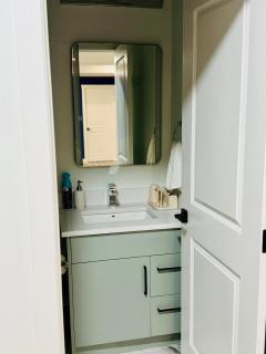 Cozy 2BR Pet Friendly Basement - Airdrie - 1