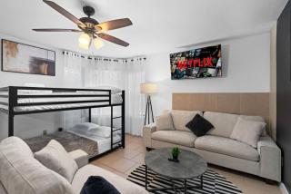 Cozy Luxury Retreat - Modern - Austin - 9