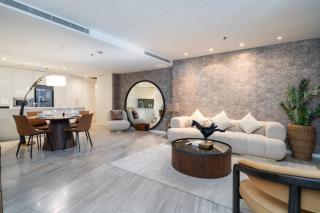 Sleek 1 Bed Retreat in D1 Tower with Spa Amenities - 9