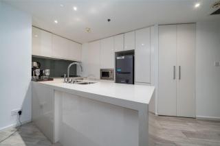 Sleek 1 Bed Retreat in D1 Tower with Spa Amenities - 2