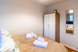 Beautiful Sea View 2 bedroom Sleeps 6-Free Parking - 3