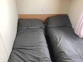 St Osyth Beach 3-Bed Caravan Sleeps 8 Parking - Clacton-on-Sea - 8