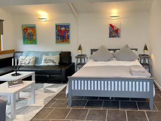 The Lodge At The Lake House - Plaistow - 8