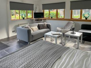 The Lodge At The Lake House - Plaistow - 5