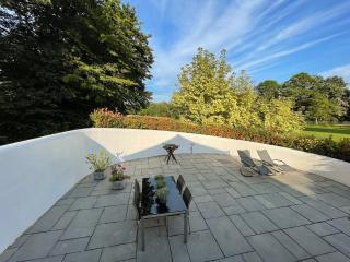 The Lodge At The Lake House - Plaistow - 4