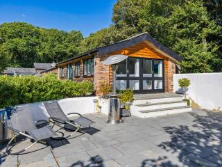 The Lodge At The Lake House - Plaistow - 3