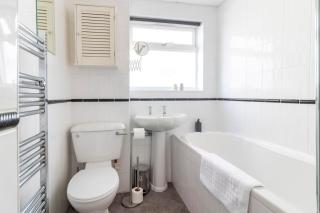 Amazing Sea View 2 bedroom Sleeps 6 - Free Parking - 1