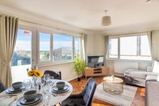 Amazing Sea View 2 bedroom Sleeps 6 - Free Parking - 9