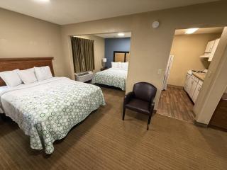 HomeTowne Studios and Suites by Red Roof Greensboro - Greensboro - 4