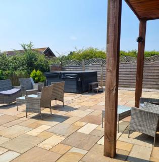 Cherry 30 Hot Tub-2 Storey - Hull - 4