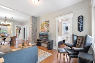 Adorable Kits Home with Balcony and Garden Retreat - Vancouver - 0