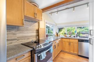 Adorable Kits Home with Balcony and Garden Retreat - 7