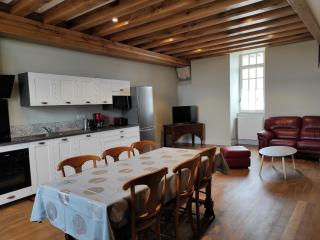 Location spacieuse dans ancien prieuré restauré - FR-1-586-66 - - 1