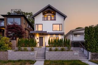 Duplex in West Point Grey with Parking and Balcony - Vancouver - 0