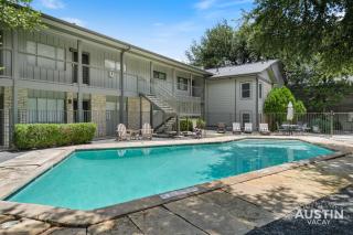 1BR 1BA Pet Friendly Condo w Pool, Gym, Walk to SoCo and Lake by Austin Vacay - Austin - 5