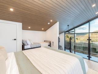 Luxury Cabin with Private Hot Tub Minutes from Poley Mountain & Sussex - 4