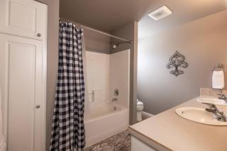 Prime Location The Village Green Room Desk - Meridian - 8