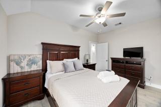 Conroe 3BR Sleeps 12 | Fenced Yard + Garage Games - 3