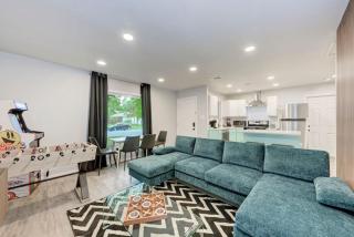 2 Combined Homes - 2 Private Pools - 16 Guests - Austin - 4