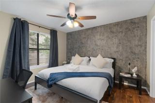 Up to 10 Guests - King Bed - Austin - 9