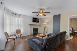 Up to 10 Guests - King Bed - Austin - 6