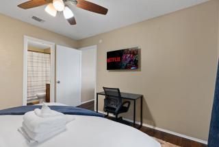 Up to 10 Guests - King Bed - Austin - 5