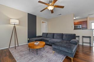 Up to 10 Guests - King Bed - Austin - 4