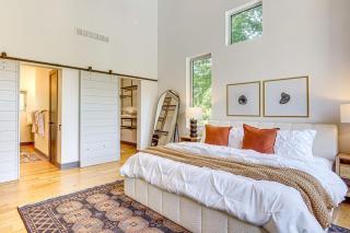 Modern Oasis-lots Of Amenities Including A Pool! - - 8