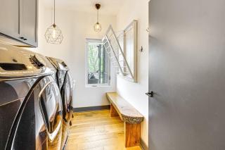 Modern Oasis-lots Of Amenities Including A Pool! - 2