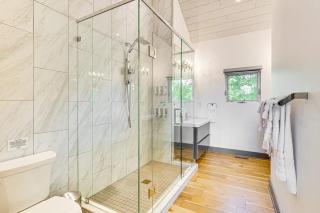 Modern Oasis-lots Of Amenities Including A Pool! - - 3