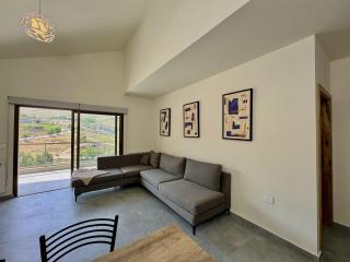 Alpina Faqra 3-BR w Pool and Balcony - Afqā - 3