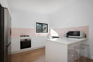 Light-Filled Designer Apartment in Croydon - Sydney - 7