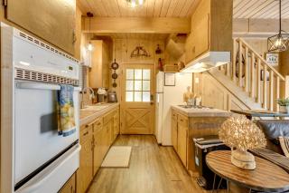 2 Mi to Lake Arrowhead Pet-Friendly Cabin - 6
