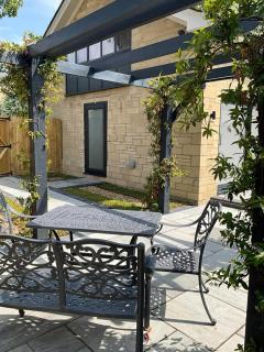 The Lodge Private Parking & Garden - - 3