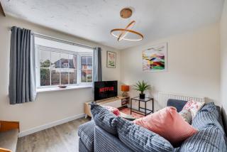 Winslow House - Walking Distance to the High Street - Driveway Parking, Fast WiFi, Smart TV and Self-Check-In by Yoko Property - Buckingham - 1