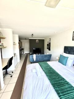 Luxe Studio In Fourways - Sandton - 8