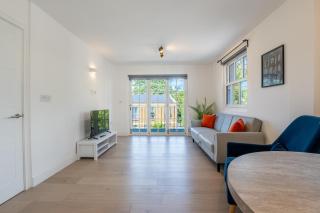 Stylish 2BR Apartment With Balcony Next To Station - London - 4