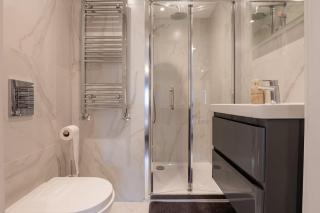 Stylish 2BR Apartment With Balcony Next To Station - London - 7