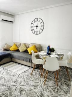 Stylish 1-Bed Apt, Walk to Beach & Amenities - Torrevieja - 4