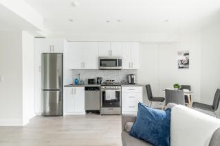 Stylish 3BR Condo near High Park Trails Nearest Intersection Dundas St W - 9