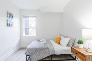 Stylish 3BR Condo near High Park Trails - Toronto - 2